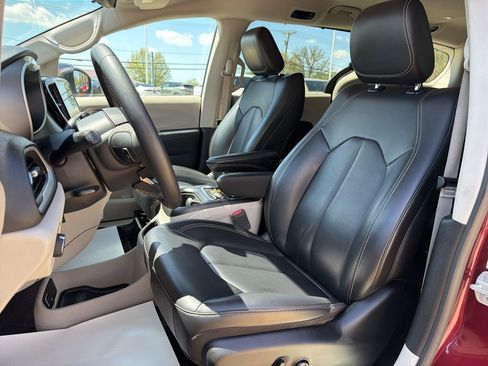 Used 2023 Chrysler Pacifica Touring-L FWD image 9