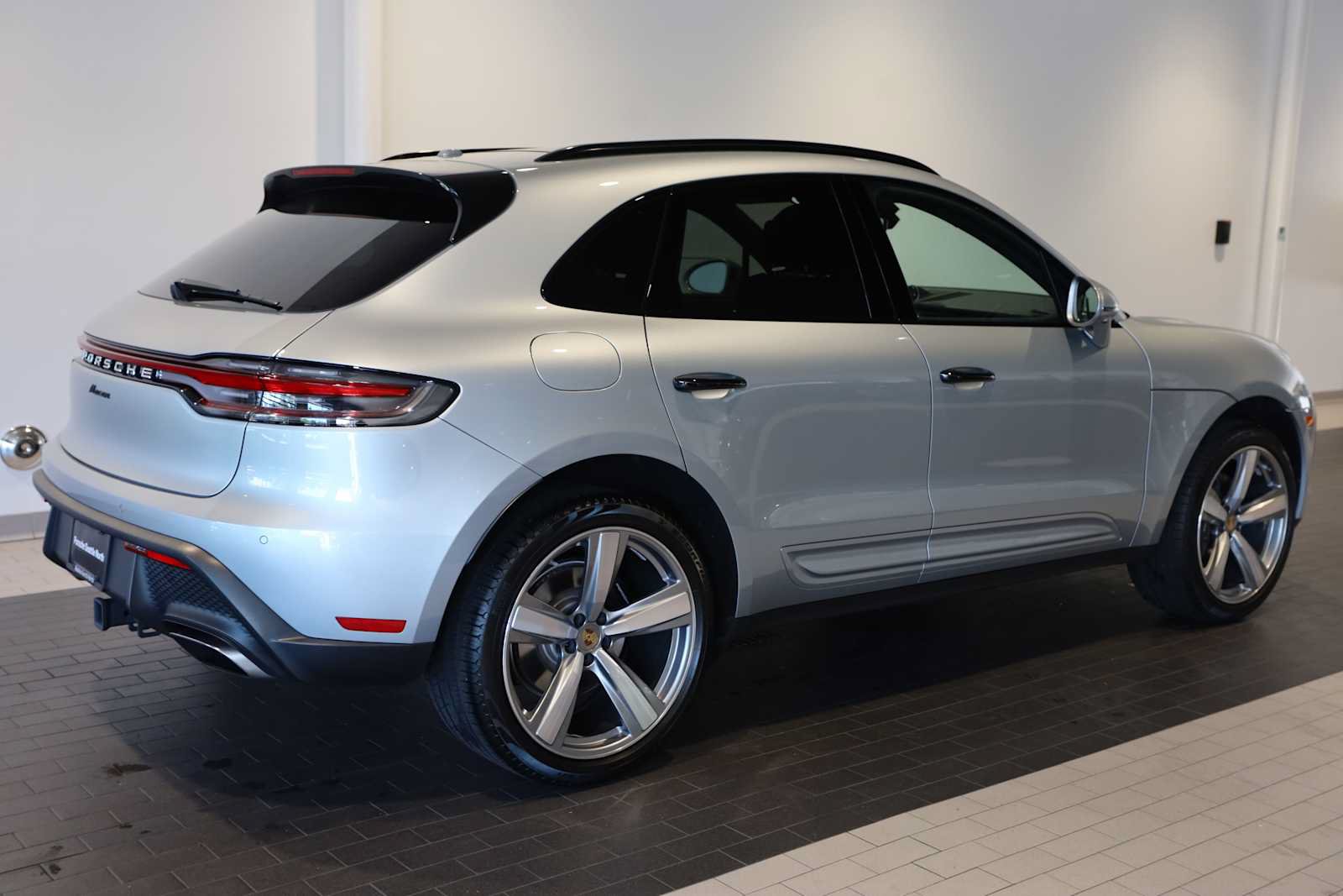 Used 2025 Porsche Macan AWD/4WD image 7