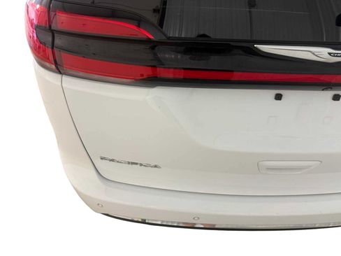 Used 2022 Chrysler Pacifica Touring-L FWD image 17