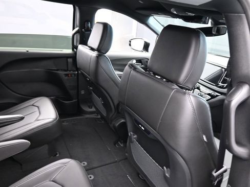 Used 2025 Chrysler Pacifica Select FWD image 39