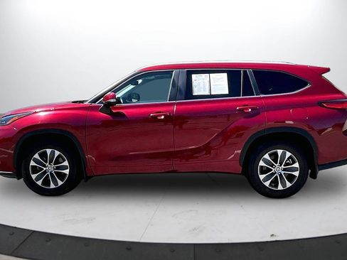 Used 2023 Toyota Highlander XLE FWD image 6