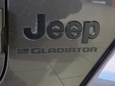 Used 2025 Jeep Gladiator Sport AWD/4WD image 11