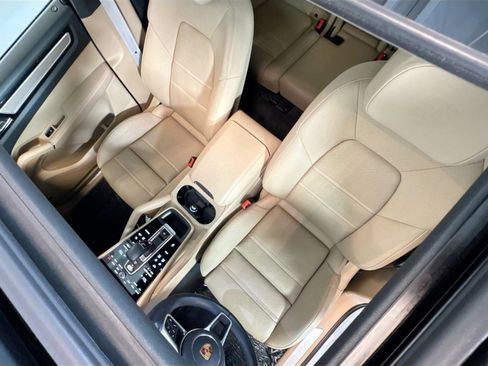 Certified 2023 Porsche Cayenne Platinum Edition image 21