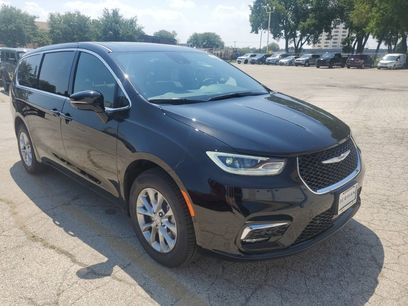 New 2026 Chrysler Pacifica Select