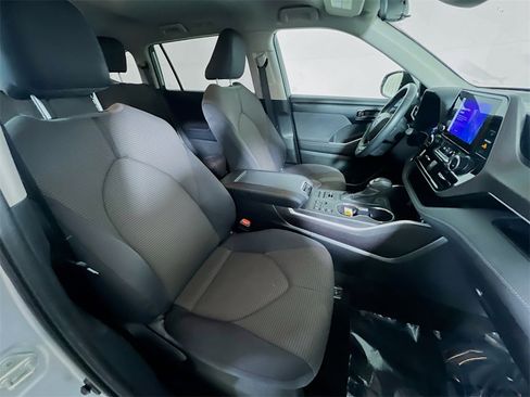 Certified 2024 Toyota Highlander LE image 26