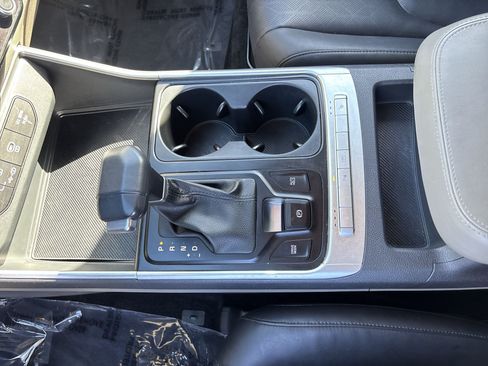 Used 2025 Kia Carnival FWD image 20