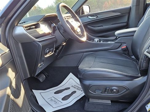 New 2025 Jeep Grand Cherokee Laredo image 5