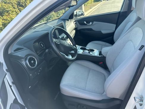 Used 2022 Hyundai Kona SEL w/ Convenience Package image 11