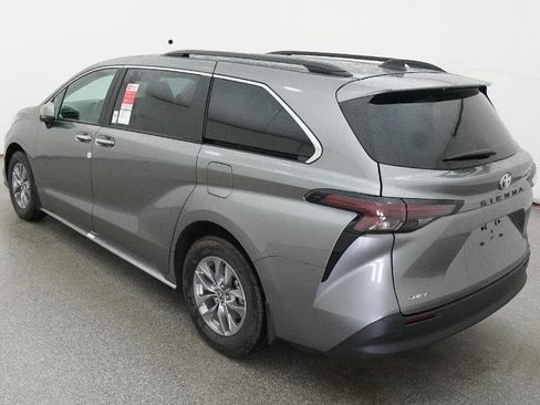 New 2026 Toyota Sienna XLE FWD image 18