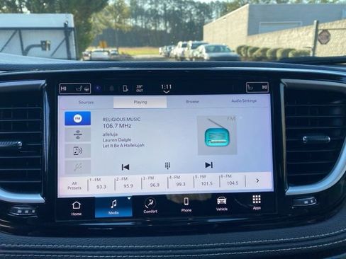 Used 2023 Chrysler Pacifica Touring-L image 17