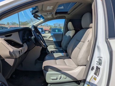 Used 2017 Toyota Sienna XLE FWD image 11