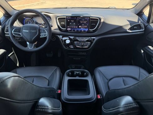 Used 2025 Chrysler Pacifica Select FWD image 20