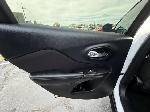 Used 2015 Jeep Cherokee Sport image 18