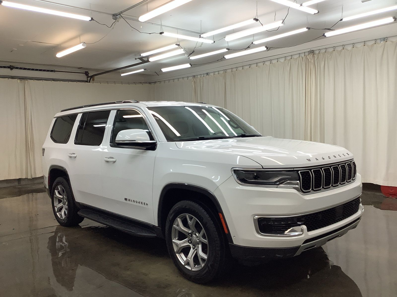Used 2022 Jeep Wagoneer Series II AWD/4WD image 3