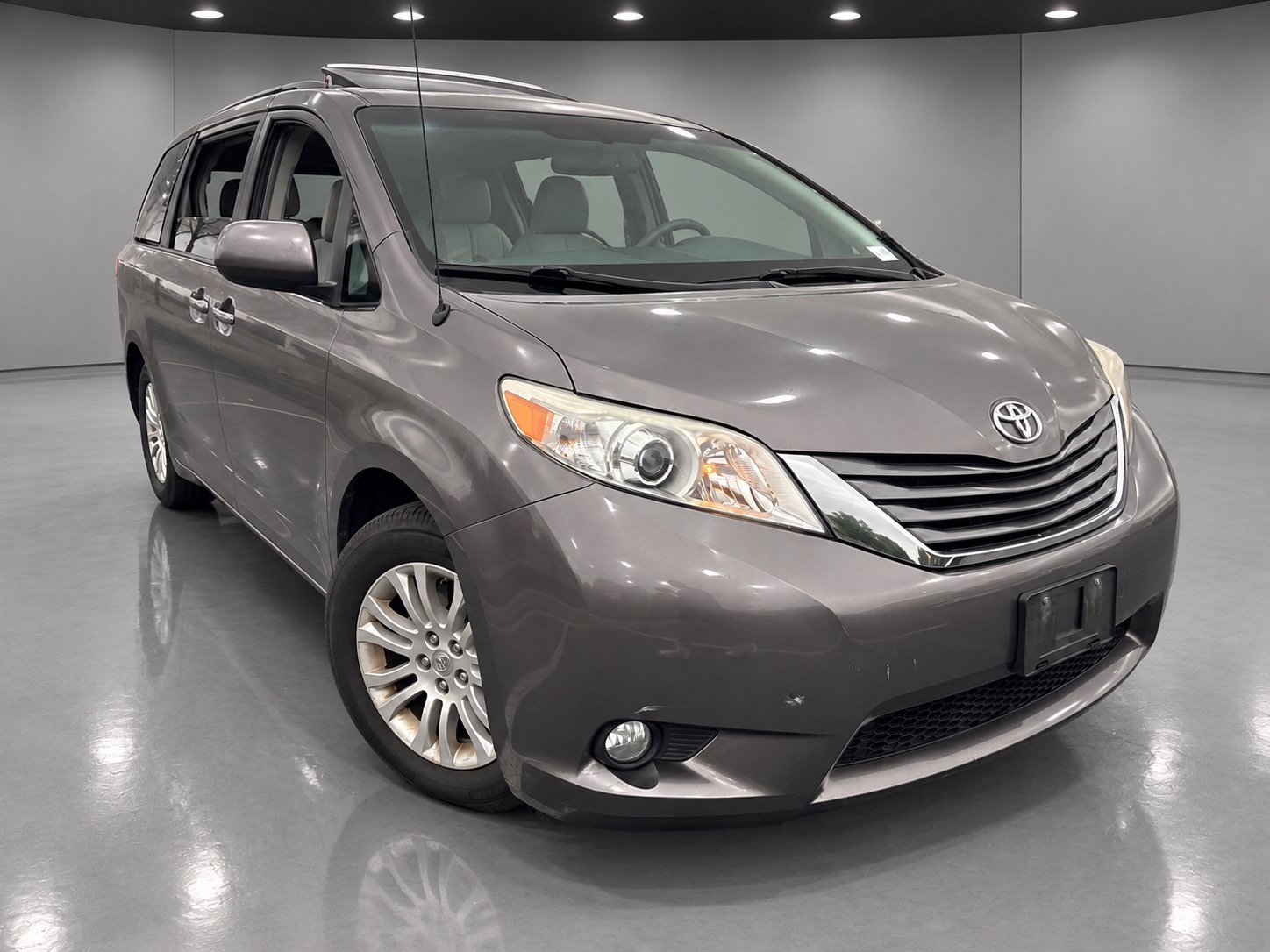 Used 2013 Toyota Sienna XLE FWD image 1