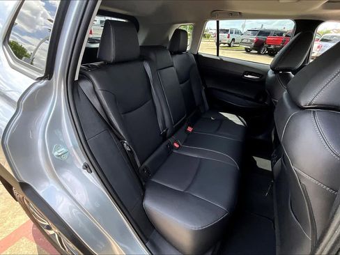 Used 2024 Toyota Corolla Cross XLE w/ Convenience Package image 21