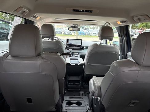 Used 2025 Toyota Sienna XLE FWD image 27