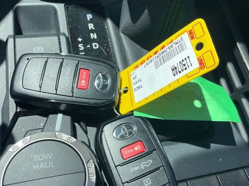 Used 2025 Toyota Tacoma Limited image 12