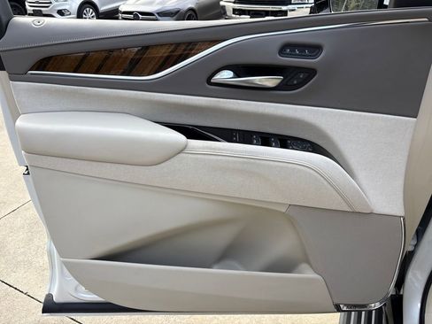 Used 2023 Cadillac Escalade Premium Luxury Platinum image 17