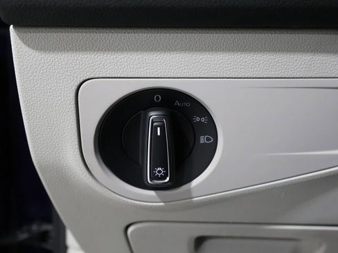 Used 2022 Volkswagen Tiguan SE image 32