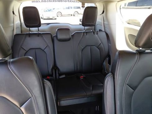 Used 2024 Chrysler Pacifica Touring-L image 12