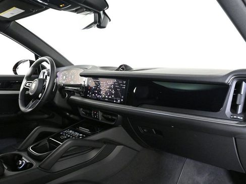 Certified 2025 Porsche Cayenne S image 17