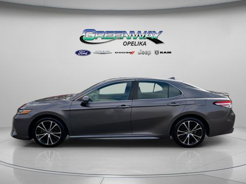 Used 2020 Toyota Camry SE image 4