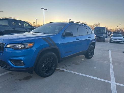 Used 2023 Jeep Cherokee Altitude Lux image 3