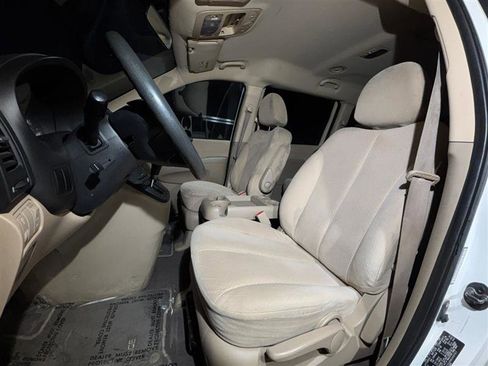 Used 2008 Hyundai Entourage image 8