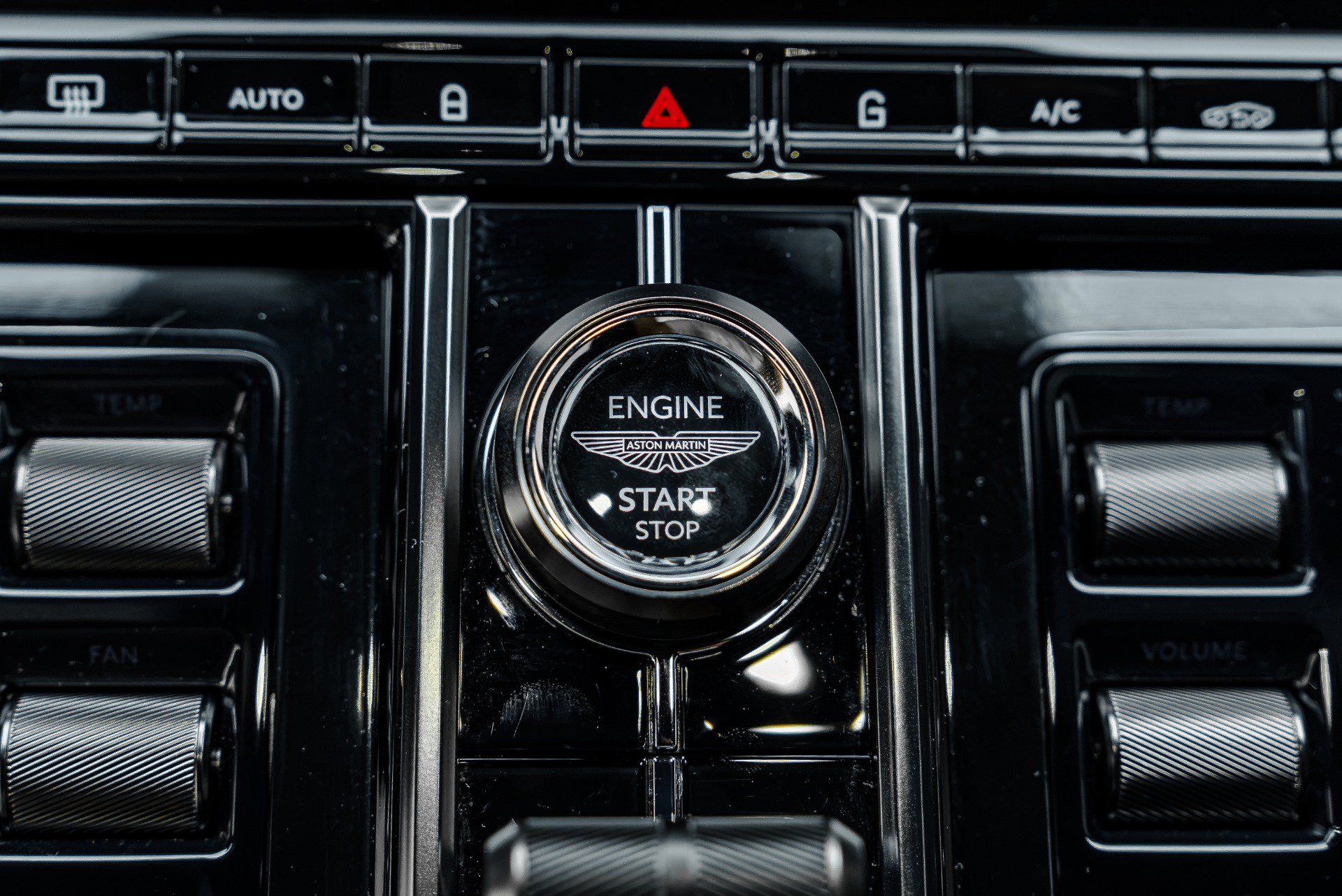 Used 2025 Aston Martin V8 Vantage Coupe RWD image 44
