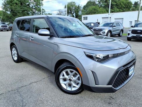Used 2025 Kia Soul LX w/ LX Technology Package FWD image 2