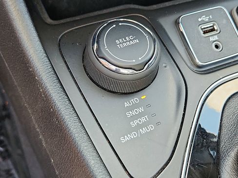 Used 2023 Jeep Cherokee Altitude Lux image 14