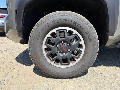 Used 2025 Toyota Tacoma TRD Off-Road AWD/4WD image 9