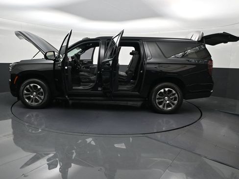 Used 2025 Chevrolet Suburban LT RWD image 36