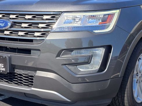 Used 2017 Ford Explorer XLT w/ Equipment Group 202A FWD image 10
