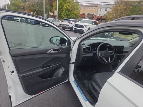 Certified 2025 Volkswagen Taos SE image 9