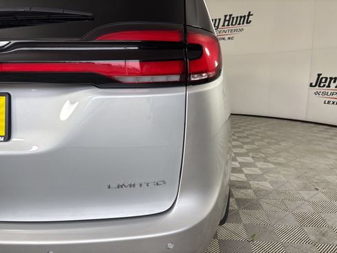 Used 2024 Chrysler Pacifica Limited FWD image 34