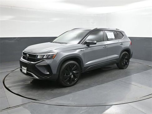 Used 2024 Volkswagen Taos SE image 1