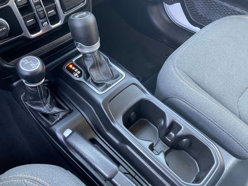 Used 2025 Jeep Wrangler Sahara image 40