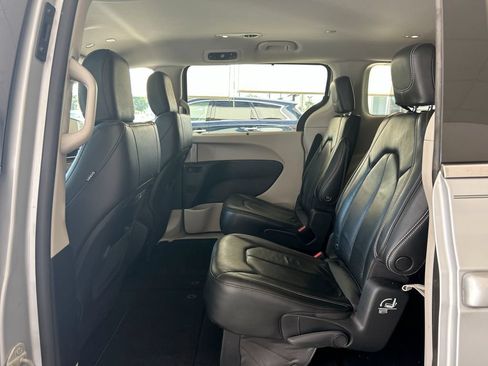Used 2022 Chrysler Pacifica Touring-L FWD image 30
