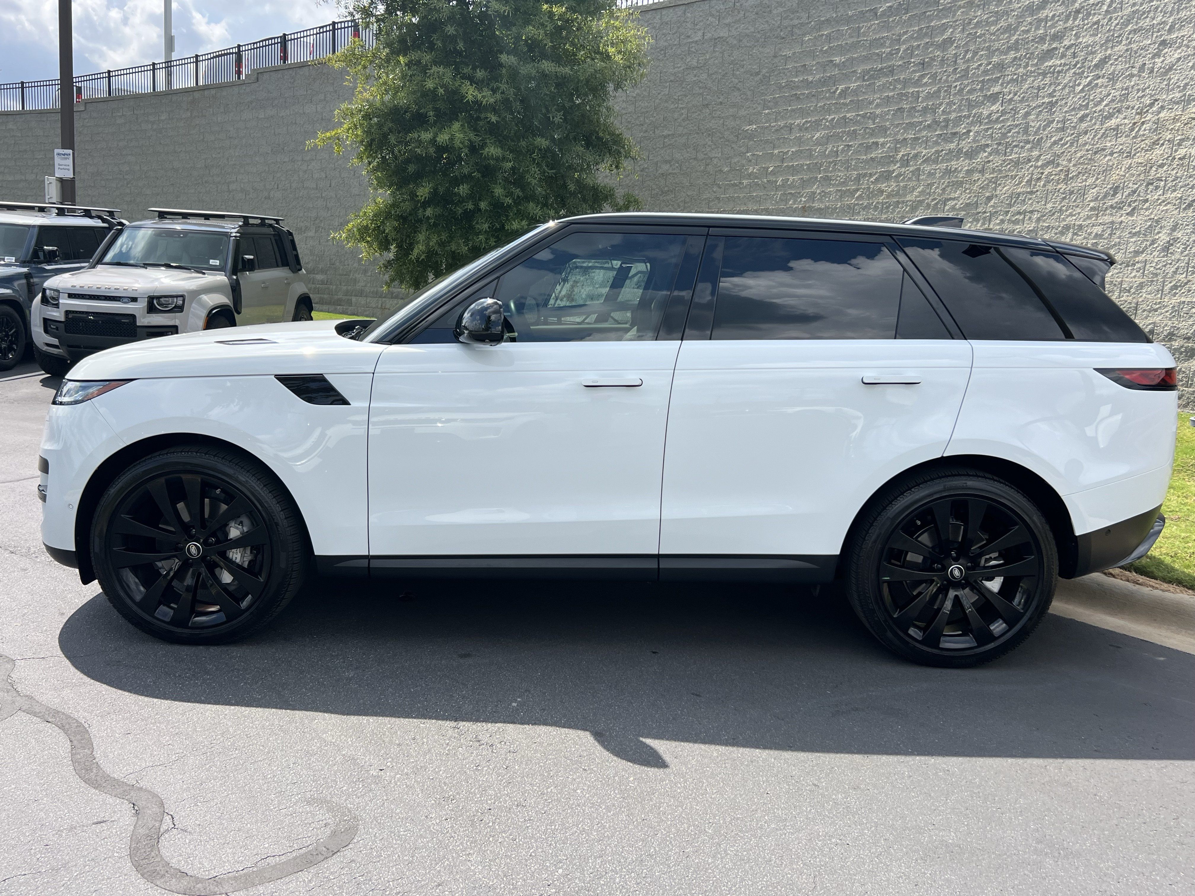Used 2025 Land Rover Range Rover Sport SE AWD/4WD image 4