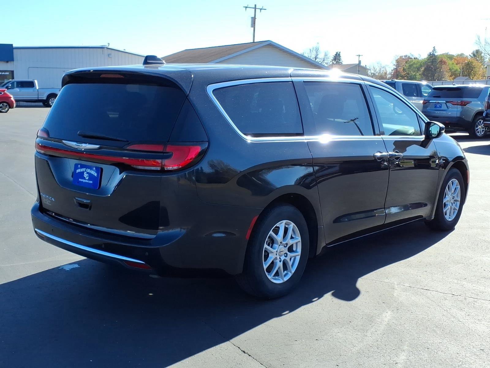 Used 2023 Chrysler Pacifica Touring-L FWD image 6