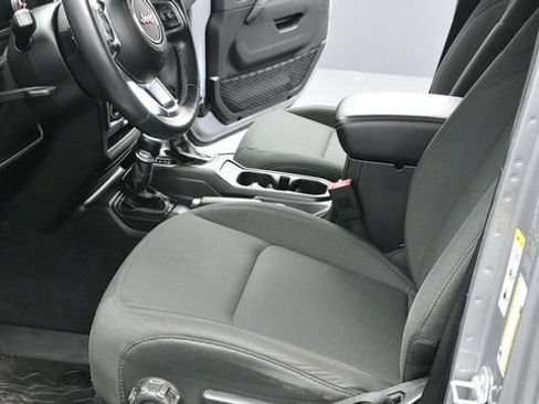 Used 2018 Jeep Wrangler Unlimited Sahara AWD/4WD image 17