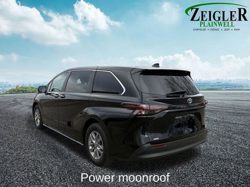 Used 2023 Toyota Sienna XLE image 5