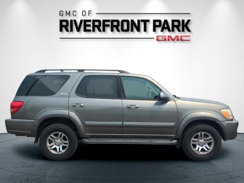 Used 2005 Toyota Sequoia SR5 AWD/4WD image 2