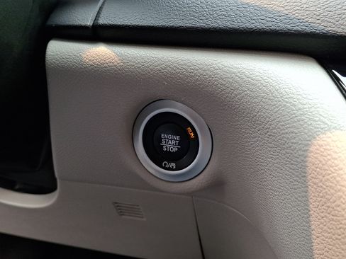 Used 2024 Chrysler Pacifica Touring-L FWD image 28