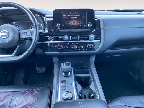 Used 2024 Nissan Pathfinder SV w/ SV Premium Package image 11