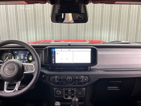 Used 2025 Jeep Wrangler Unlimited Sahara image 33