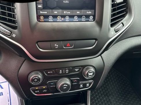 Used 2020 Jeep Cherokee Latitude Plus FWD image 20