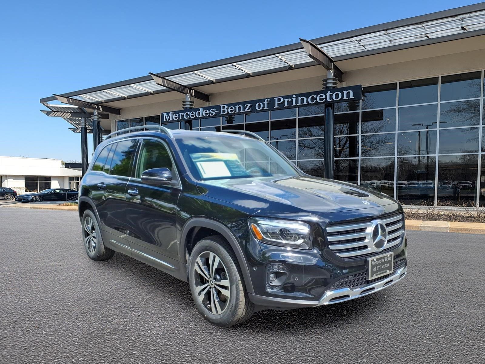 Certified 2025 Mercedes-Benz GLB 250 4MATIC image 1